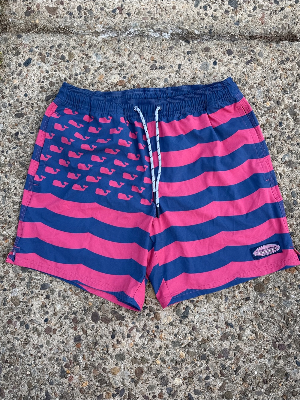VINEYARD VINES men’s Navy & Red Whale Stripe Swim Shorts